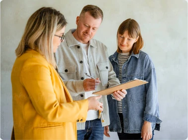 Beraterin bespricht mit einer Familie ein Dokument