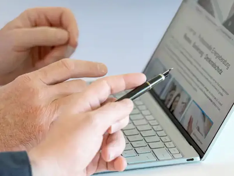 Techniker plant Details am Laptop