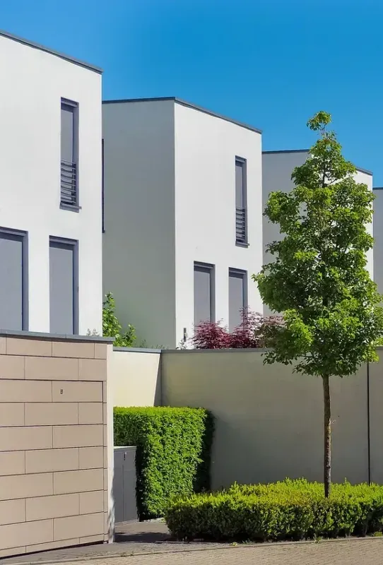 Moderne, energieeffiziente Neubau-Reihenhäuser mit Garten
