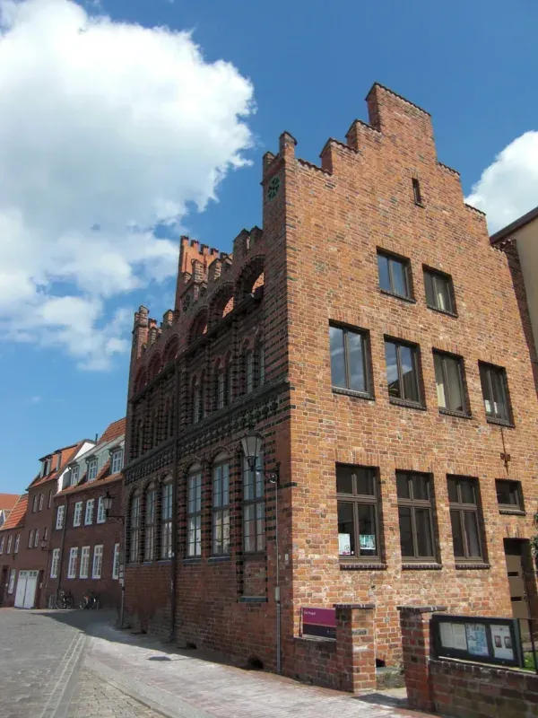 Historisches Backsteingebäude in einer Altstadt