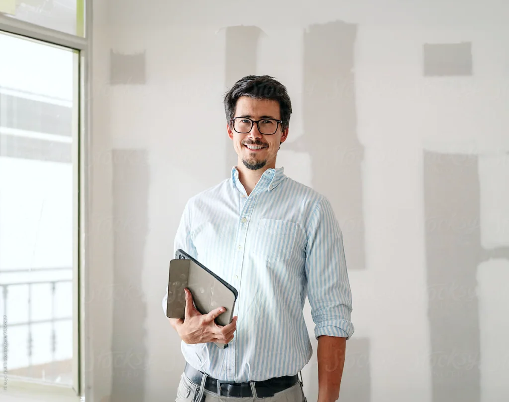 Energieberater mit Tablet in einem Rohbau