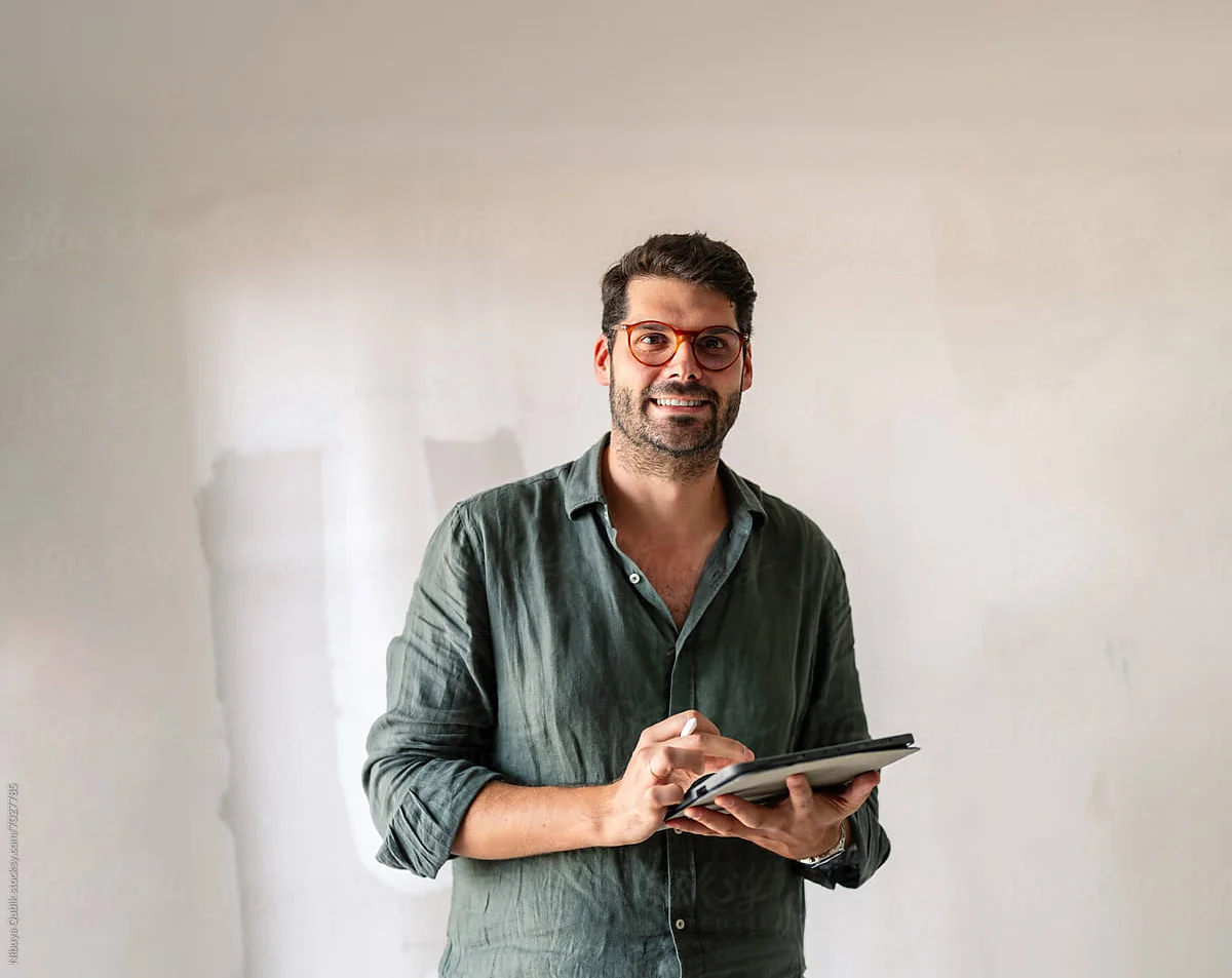 Sven Bremer, zertifizierter Energieberater, mit einem Tablet