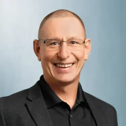 Porträt eines lächelnden Energieberaters mit Brille