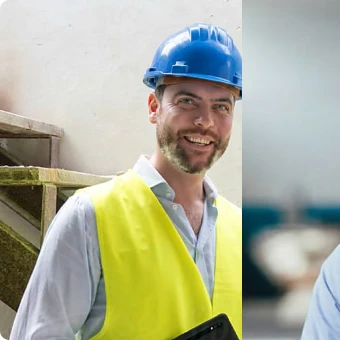 Ein lächelnder Bauleiter mit Helm und Warnweste hält ein Tablet