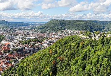 Blick über Geislingen an der Steige und die umliegenden Wälder