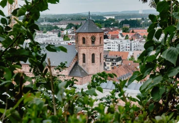 Die Schlosskirche in Homburg, umgeben von Bäumen
