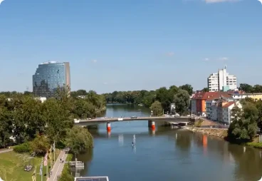 Die Donau in Neu-Ulm mit Blick auf die Stadt