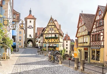 Fachwerkgasse in der Altstadt von Rothenburg ob der Tauber