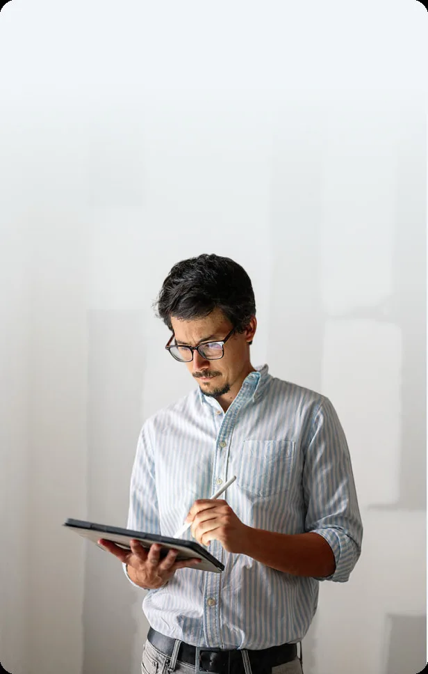 Berater prüft die Baudokumentation auf einem Tablet