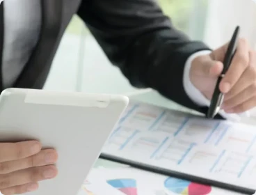 Berater wertet Energie- und Kostendiagramme auf einem Tablet aus