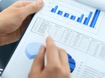 Beratungsgespräch mit Diagrammen zur Energieeffizienz auf einem Klemmbrett