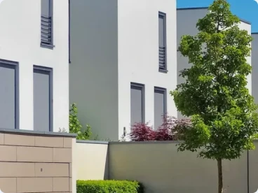 Modernes, energieeffizientes Neubauhaus mit Garten