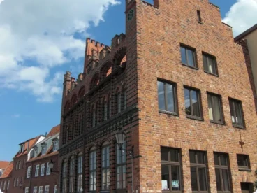 Historisches Backsteingebäude in einer Altstadt