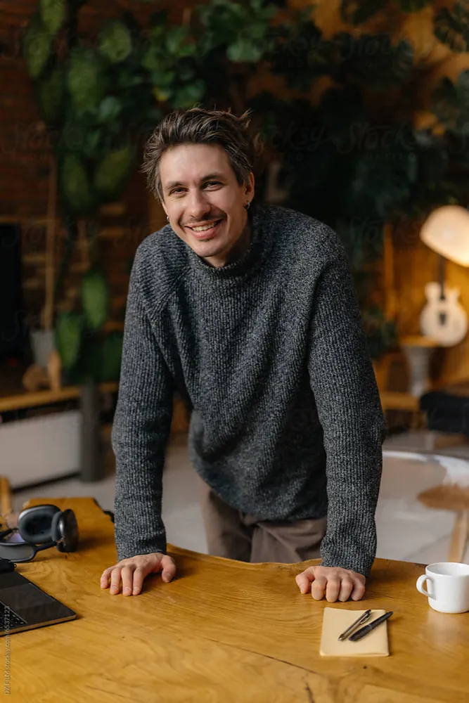 Markus R. lächelt in seinem neu sanierten Zuhause